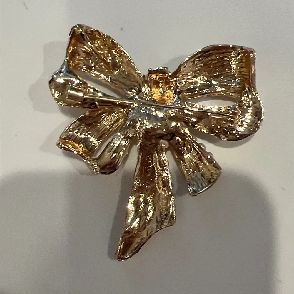 Elegant Gold and Pearl Bow Brooch
